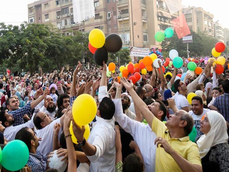 مصريون يطلقون بالونات في العيد