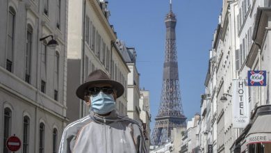 رجل يرتدي الكمامة في فرنسا