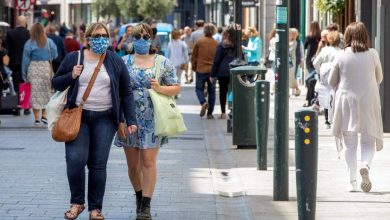 إسبانيون يرتدون الكمامات في الشوارع العامة