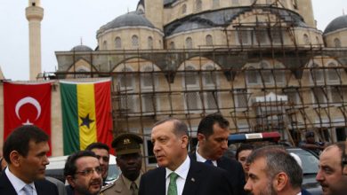 الرئيس التركي رجب طيب أردوغان أثناء زيارة مسجد أكرا الوطني في غانا