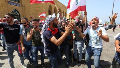 اللبنانيون يحتجون