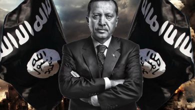 الرئيس التركي رجب طيب أردوغان وعلم تنظيم داعش