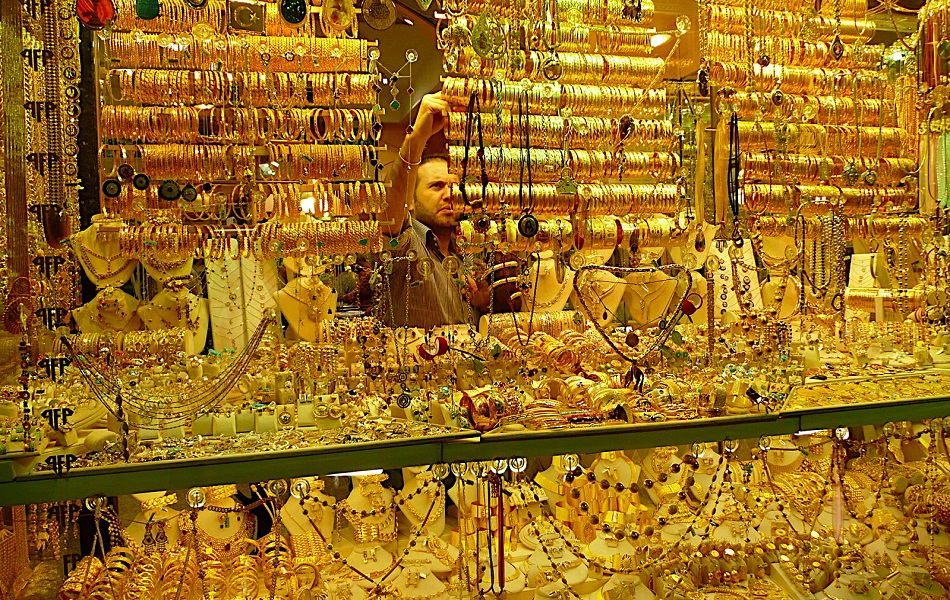 تاجر في محل ذهب في مصر