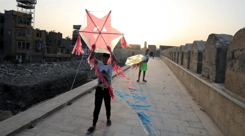طفل يلهو بطائرات ورقية في مصر