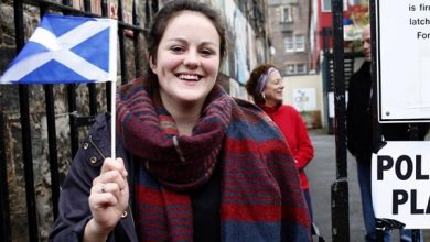 سيدة ترفع علم اسكتلادا