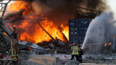 فرق الإنقاذ والحماية المدنية تحاول إخماد حريق حادث انفجار مرفأ بيروت