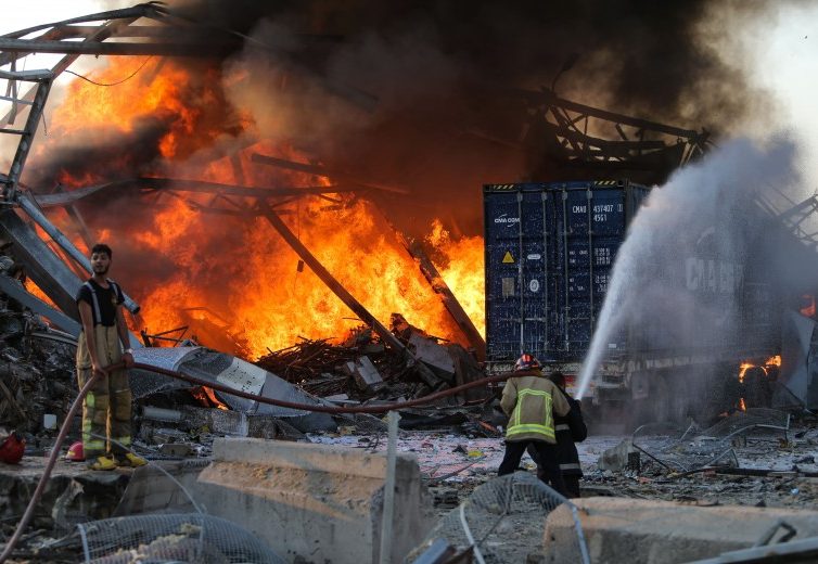 فرق الإنقاذ والحماية المدنية تحاول إخماد حريق حادث انفجار مرفأ بيروت