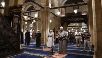مصلون في مسجد الأزهر