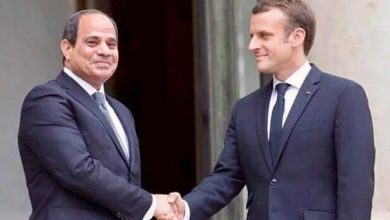 الرئيس المصري عبدالفتاح السيسي يصافح نظيره الفرنسي إيمانويل ماكرون