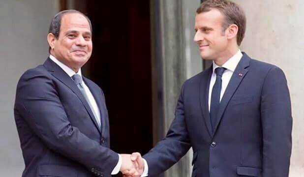 الرئيس المصري عبدالفتاح السيسي يصافح نظيره الفرنسي إيمانويل ماكرون