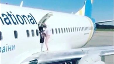 امرأة على جناح طائرة